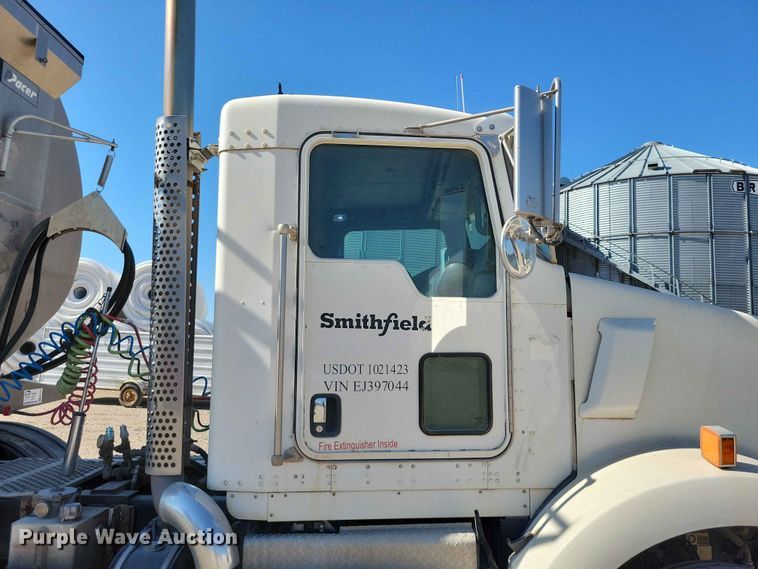 image for item EE1185 2014 Kenworth T800 semi truck