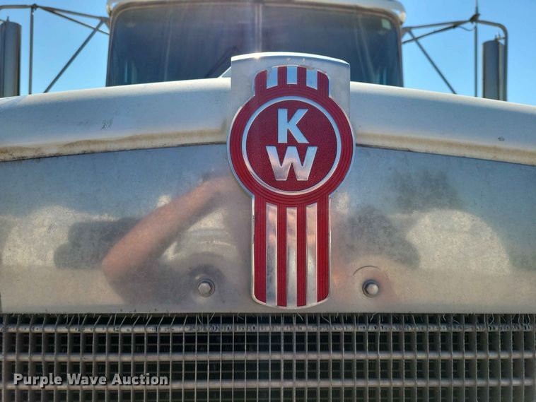 image for item EE1185 2014 Kenworth T800 semi truck