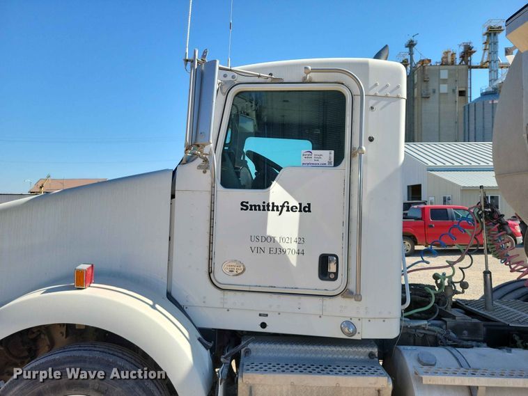 image for item EE1185 2014 Kenworth T800 semi truck