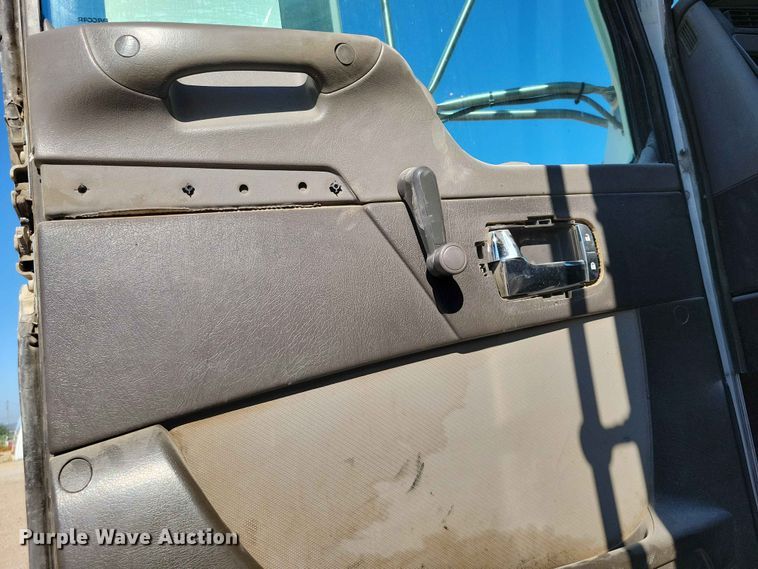 image for item EE1185 2014 Kenworth T800 semi truck
