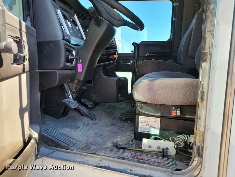 image for item EE1185 2014 Kenworth T800 semi truck
