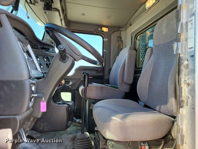 image for item EE1185 2014 Kenworth T800 semi truck