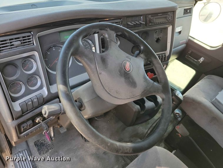 image for item EE1185 2014 Kenworth T800 semi truck