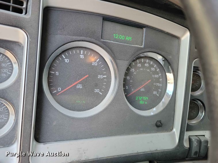 image for item EE1185 2014 Kenworth T800 semi truck