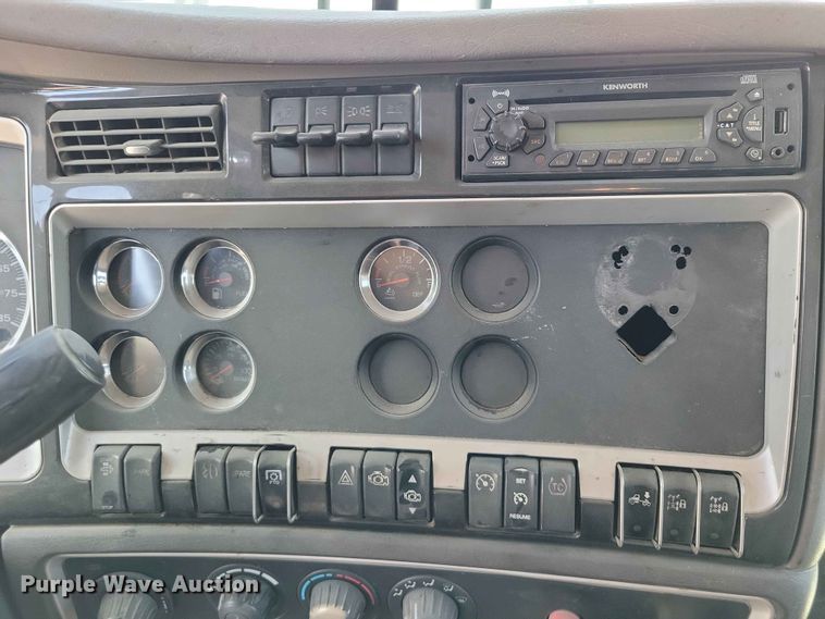 image for item EE1185 2014 Kenworth T800 semi truck