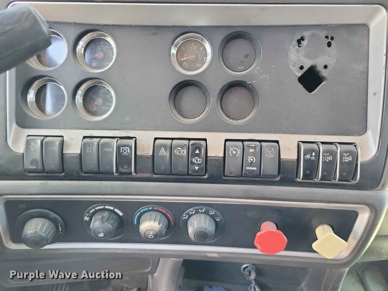 image for item EE1185 2014 Kenworth T800 semi truck