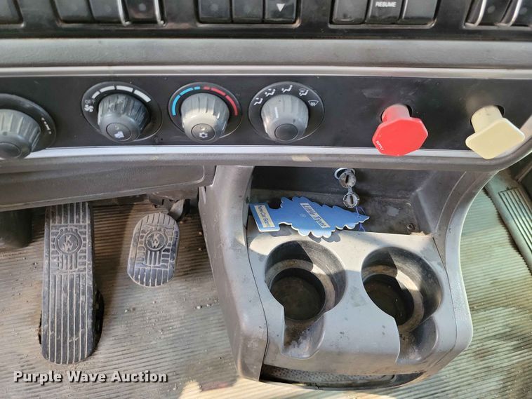 image for item EE1185 2014 Kenworth T800 semi truck