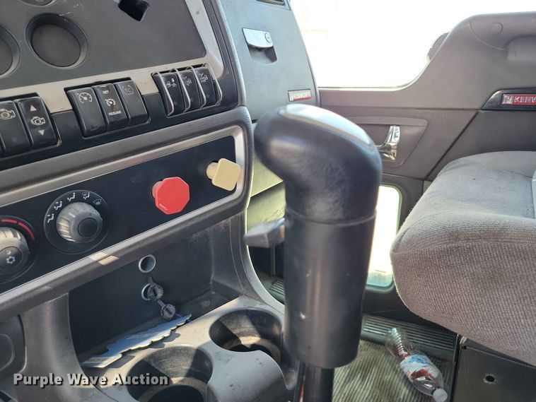image for item EE1185 2014 Kenworth T800 semi truck