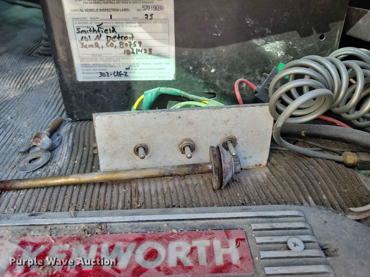 image for item EE1185 2014 Kenworth T800 semi truck