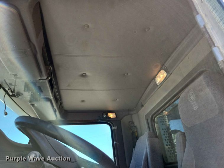 image for item EE1185 2014 Kenworth T800 semi truck