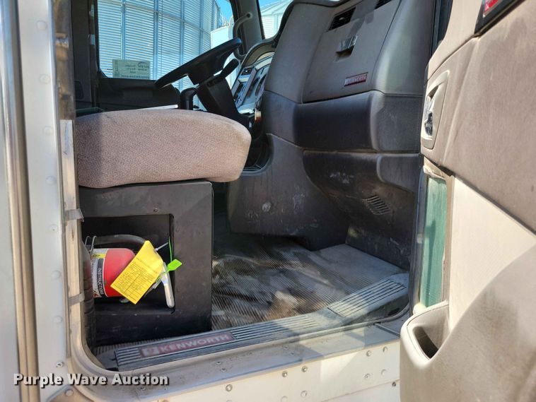 image for item EE1185 2014 Kenworth T800 semi truck