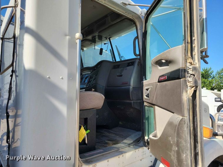 image for item EE1185 2014 Kenworth T800 semi truck