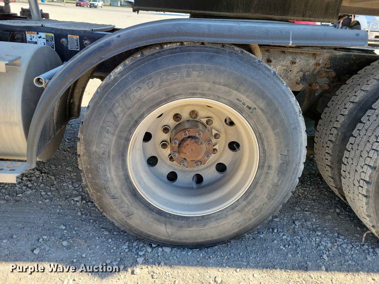 image for item EE1185 2014 Kenworth T800 semi truck