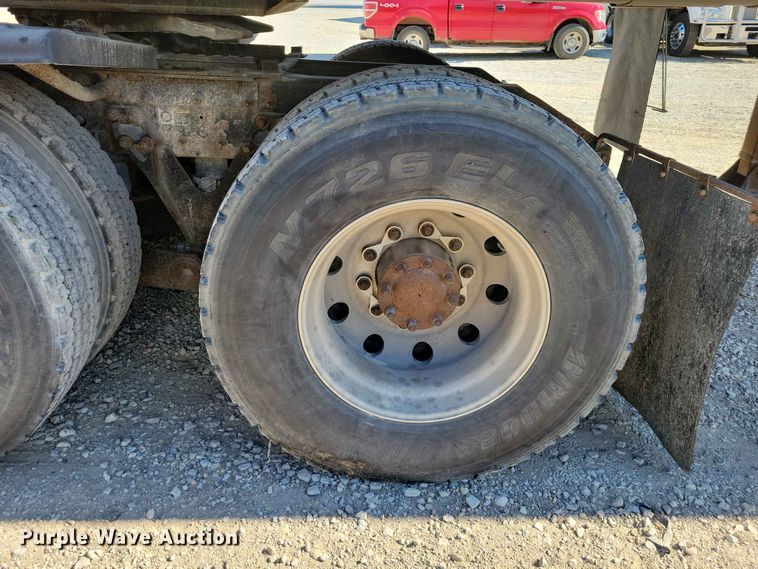 image for item EE1185 2014 Kenworth T800 semi truck
