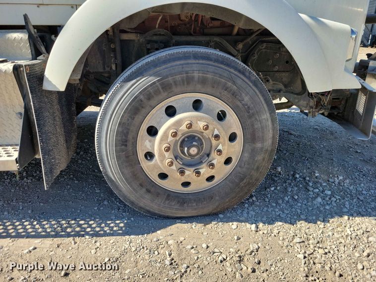 image for item EE1185 2014 Kenworth T800 semi truck