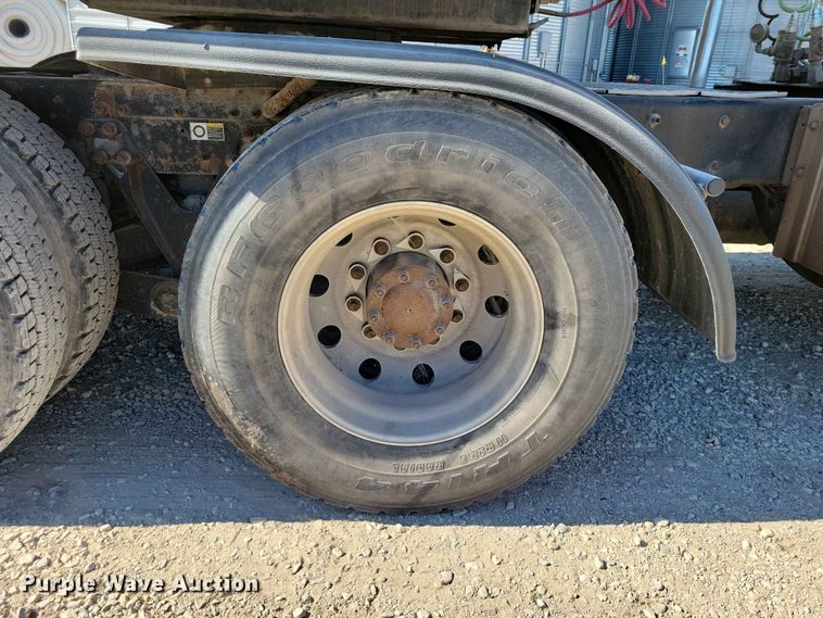 image for item EE1185 2014 Kenworth T800 semi truck