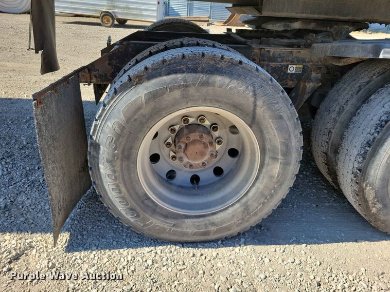 image for item EE1185 2014 Kenworth T800 semi truck