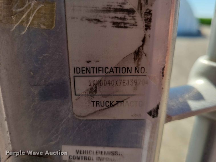 image for item EE1185 2014 Kenworth T800 semi truck