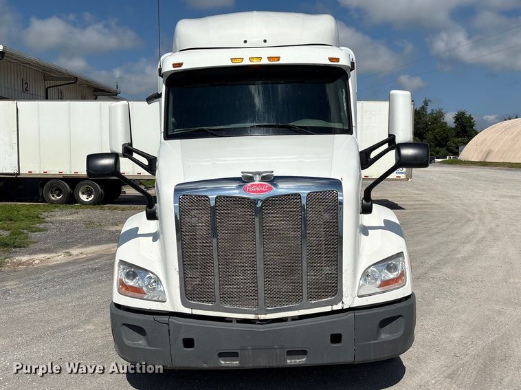 image for item EF1309 2015 Peterbilt 579 semi truck
