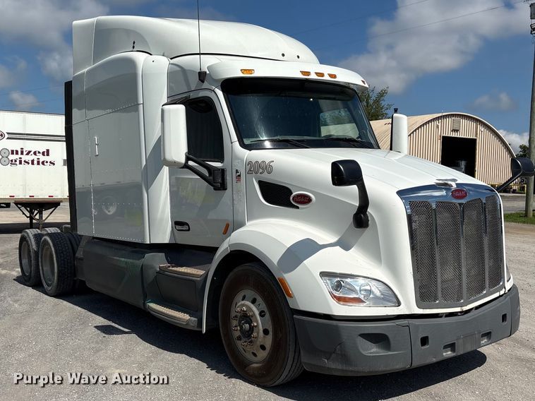 image for item EF1309 2015 Peterbilt 579 semi truck