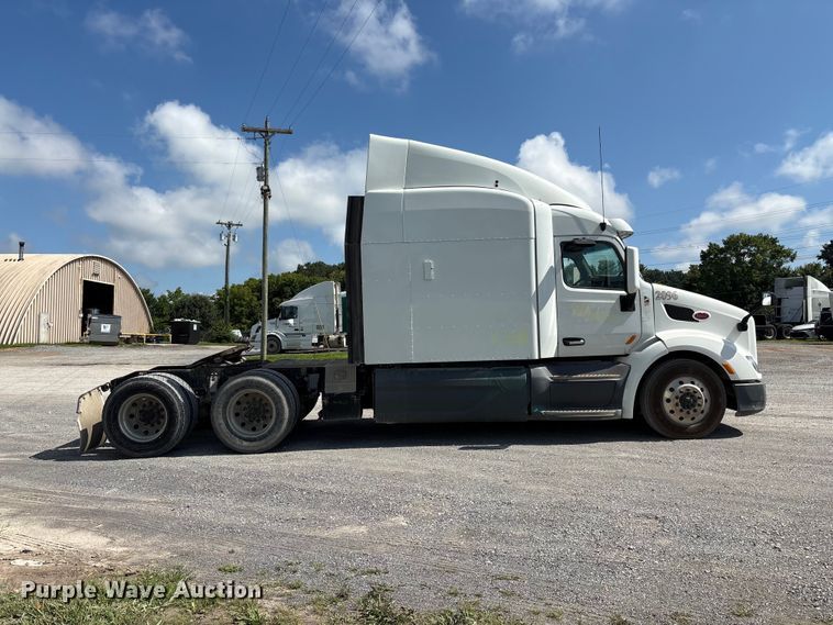 image for item EF1309 2015 Peterbilt 579 semi truck