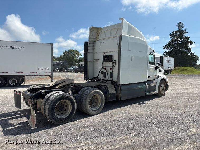 image for item EF1309 2015 Peterbilt 579 semi truck