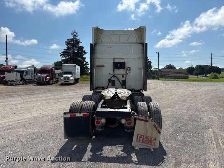 image for item EF1309 2015 Peterbilt 579 semi truck