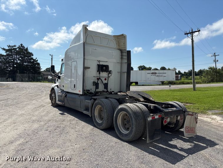 image for item EF1309 2015 Peterbilt 579 semi truck