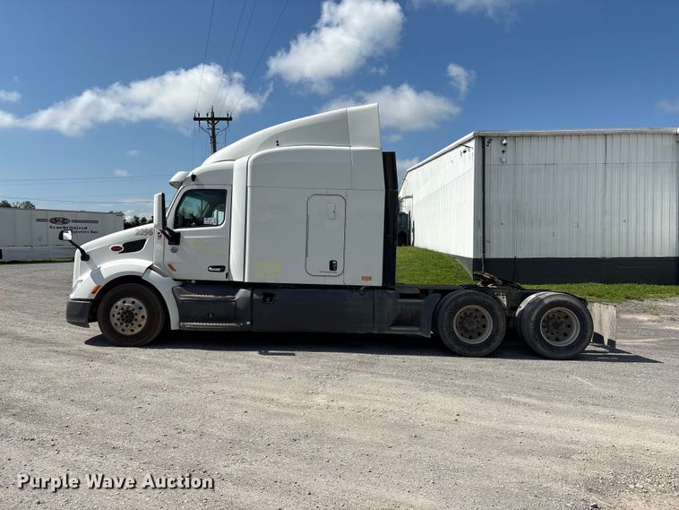 image for item EF1309 2015 Peterbilt 579 semi truck