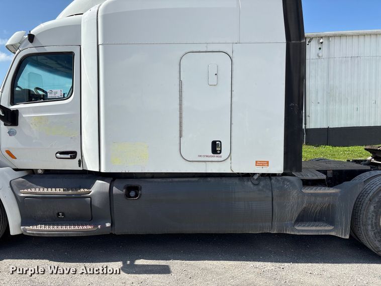 image for item EF1309 2015 Peterbilt 579 semi truck