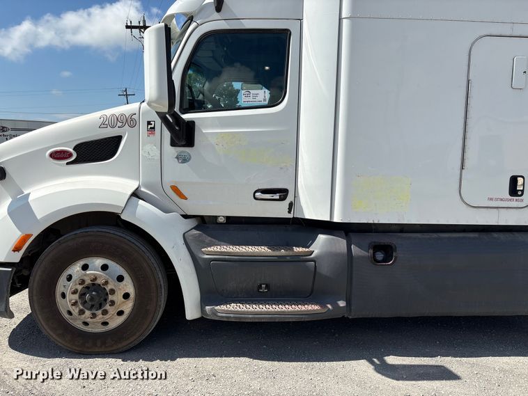 image for item EF1309 2015 Peterbilt 579 semi truck