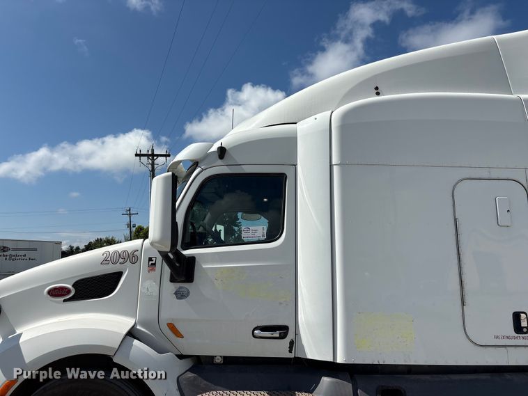 image for item EF1309 2015 Peterbilt 579 semi truck