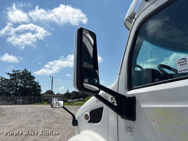 image for item EF1309 2015 Peterbilt 579 semi truck