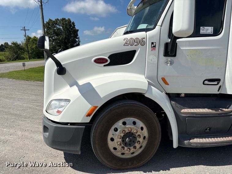 image for item EF1309 2015 Peterbilt 579 semi truck