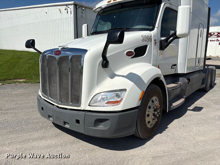 image for item EF1309 2015 Peterbilt 579 semi truck