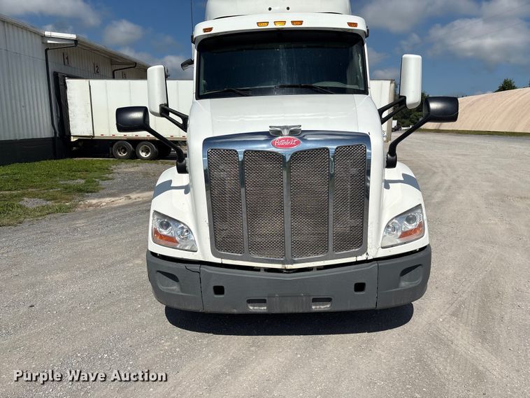 image for item EF1309 2015 Peterbilt 579 semi truck