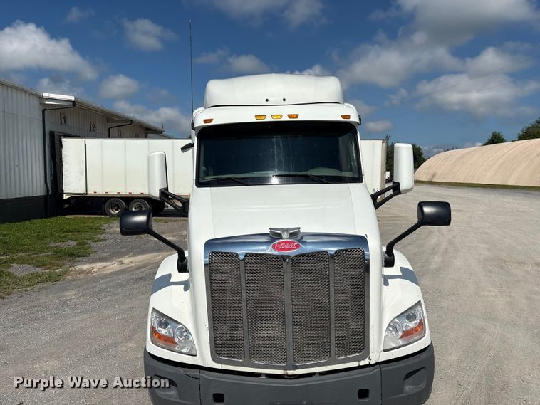 image for item EF1309 2015 Peterbilt 579 semi truck
