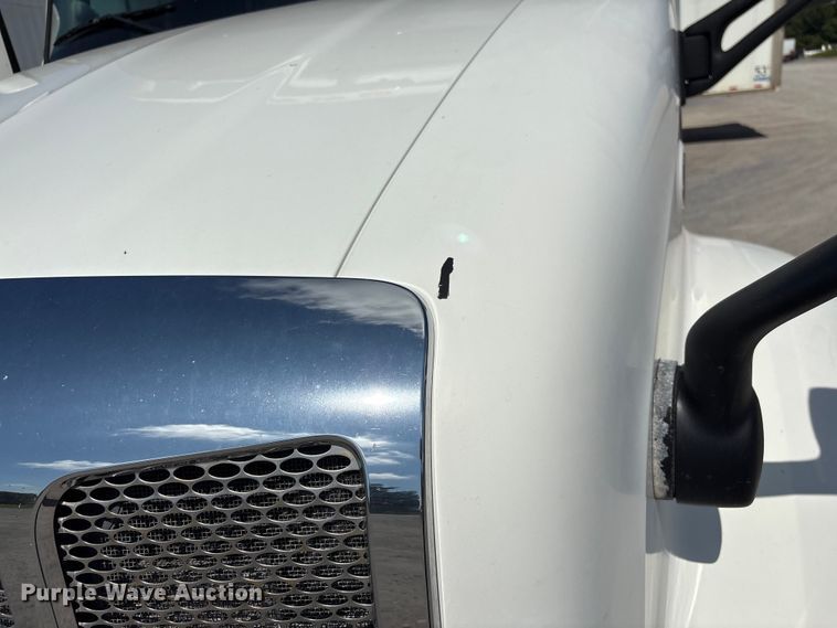 image for item EF1309 2015 Peterbilt 579 semi truck