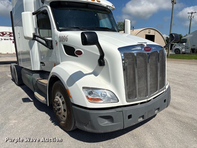 image for item EF1309 2015 Peterbilt 579 semi truck
