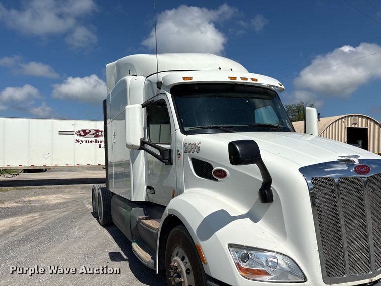 image for item EF1309 2015 Peterbilt 579 semi truck