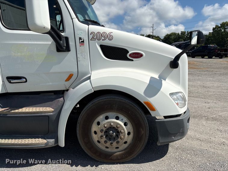 image for item EF1309 2015 Peterbilt 579 semi truck