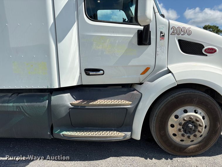 image for item EF1309 2015 Peterbilt 579 semi truck