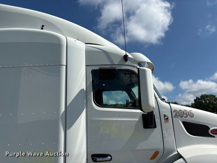 image for item EF1309 2015 Peterbilt 579 semi truck