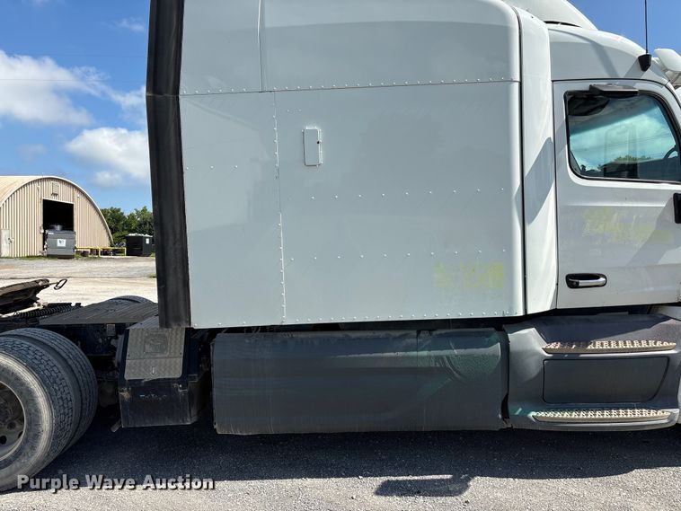 image for item EF1309 2015 Peterbilt 579 semi truck