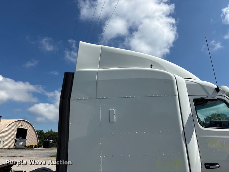 image for item EF1309 2015 Peterbilt 579 semi truck