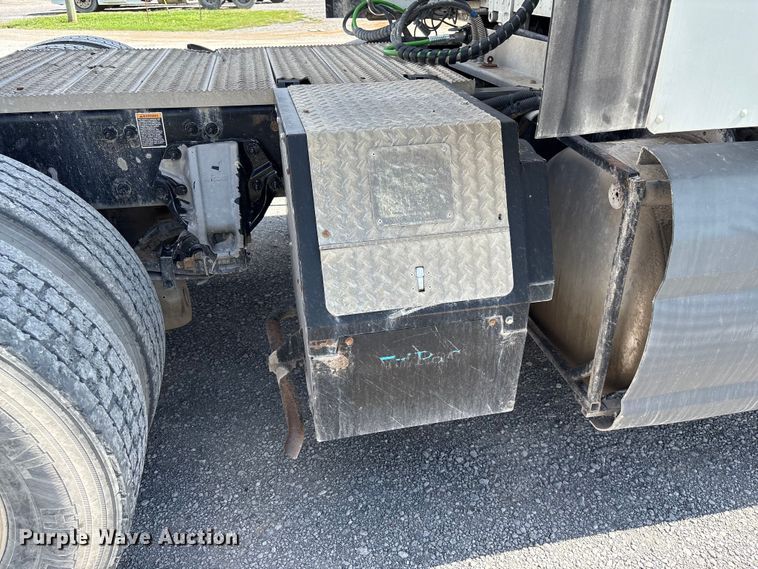 image for item EF1309 2015 Peterbilt 579 semi truck