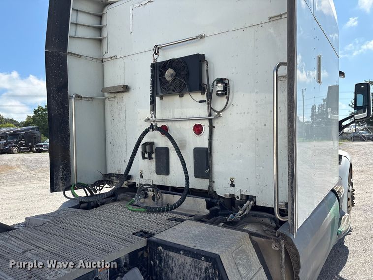 image for item EF1309 2015 Peterbilt 579 semi truck