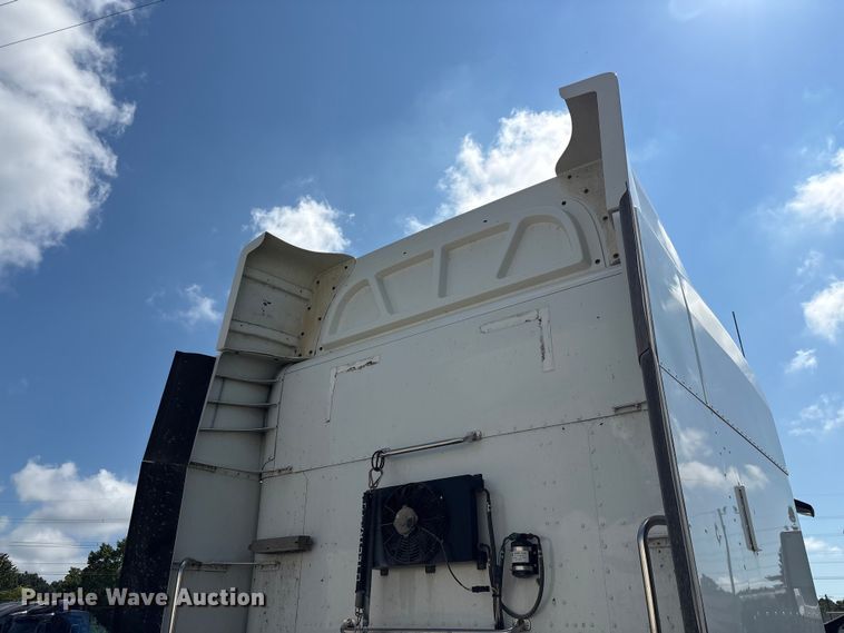 image for item EF1309 2015 Peterbilt 579 semi truck