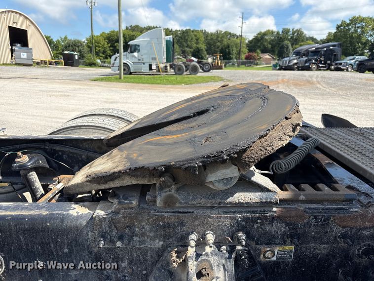 image for item EF1309 2015 Peterbilt 579 semi truck