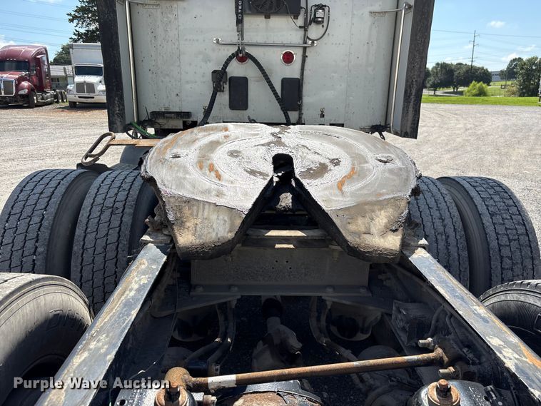 image for item EF1309 2015 Peterbilt 579 semi truck